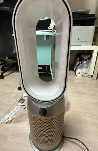 다이슨 HP2를 거실 한쪽에 둔 생활 배치 이미지