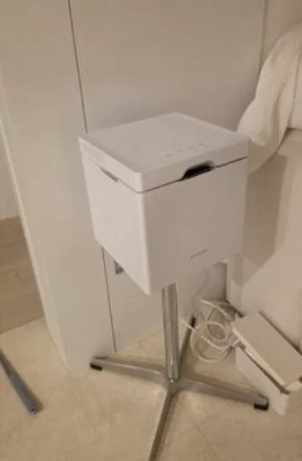케어팟 X50V를 침실 협탁 주변에 둔 배치 이미지