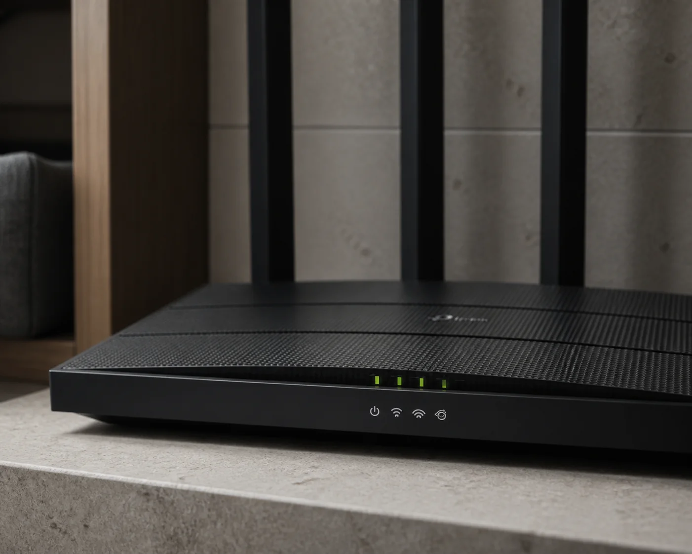 ipTIME A604SE 리뷰: 100Mbps 회선과 작은 집에 맞는 3만원대 Wi-Fi 5 후보: 확인 가능한 조작부와 표면 디테일을 가까이 본 모습