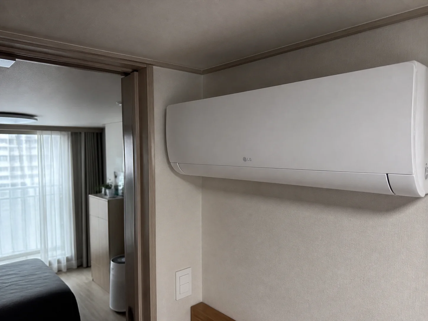 LG SQ06GZ1WCN 18.7㎡ 벽걸이, 52만원보다 설치 총액과 5등급을 같이 봐야 합니다: hero와 다른 높이와 각도에서 본 설치 형태