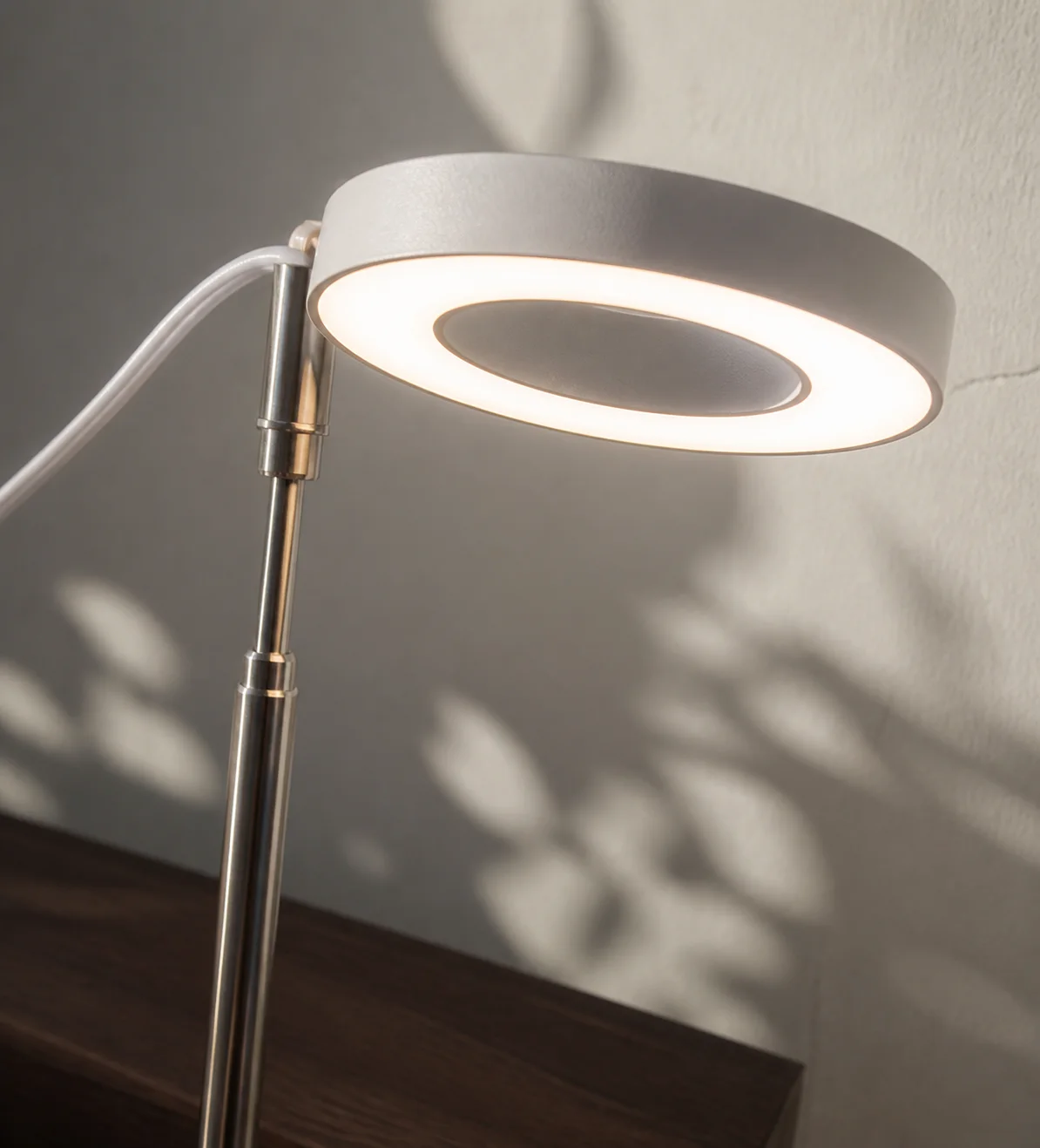 앙플랜트 LED 식물등: 확인 가능한 조작부와 표면 디테일을 가까이 본 모습