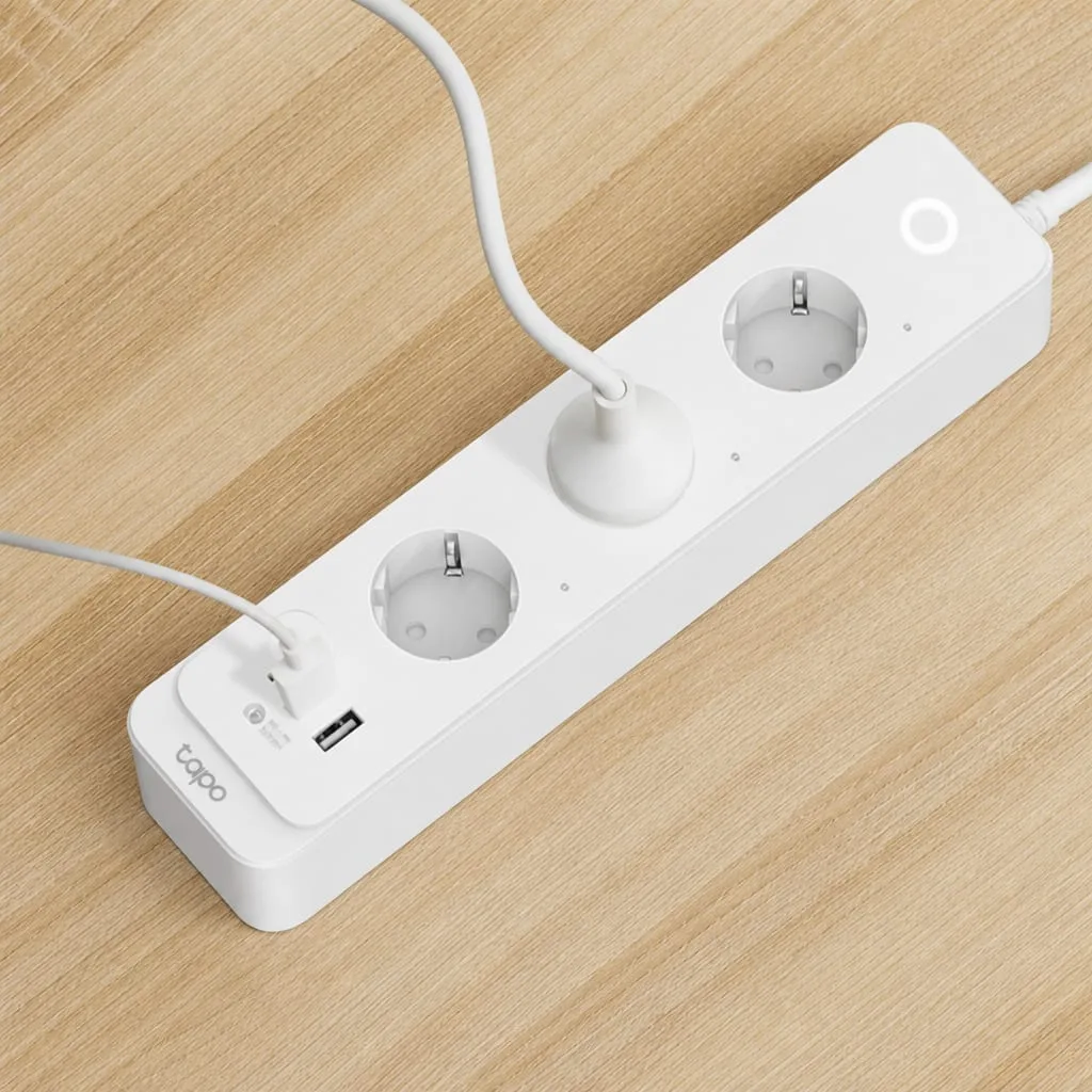 위에서 본 Tapo P300M — 3구 콘센트와 USB 포트 배열
