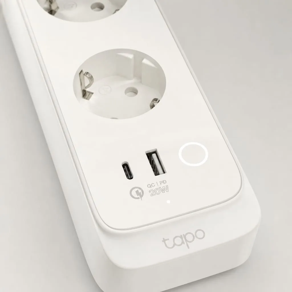 Tapo P300M 끝단의 USB-C·USB-A 포트와 전원 버튼 근접